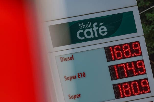 Seit dem 01.05.2026 gilt der Tankrabatt. Die Bundesregierung hat die Energiesteuer auf Benzin und Diesel bis Ende Juni gesenkt. Die Ersparnis soll bei rund 17 Cent pro Liter liegen. SHELL Tankstelle in Siegen am Vormittag. Die Preise fallen. Die aktuellen Spritpreise fuer (für) Diesel, Super E10 und Super liegen unter 2 Euro. Tankstelle, Spritpreise am 18.06.2026 in Siegen Deutschland. *** The fuel rebate has been in effect since May 1, 2026. The federal government has reduced the energy tax on gasoline and diesel through the end of June. The savings are expected to be around 17 cents per liter. A SHELL gas station in Siegen this morning. Prices are falling. The current fuel prices for diesel, Super E10, and Super are below 2 euros. Gas s