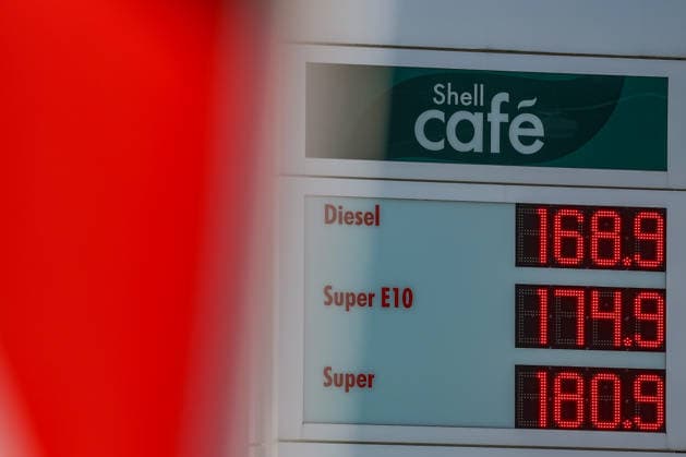 Seit dem 01.05.2026 gilt der Tankrabatt. Die Bundesregierung hat die Energiesteuer auf Benzin und Diesel bis Ende Juni gesenkt. Die Ersparnis soll bei rund 17 Cent pro Liter liegen. SHELL Tankstelle in Siegen am Vormittag. Die Preise fallen. Die aktuellen Spritpreise fuer (für) Diesel, Super E10 und Super liegen unter 2 Euro. Tankstelle, Spritpreise am 18.06.2026 in Siegen Deutschland. *** The fuel rebate has been in effect since May 1, 2026. The federal government has reduced the energy tax on gasoline and diesel through the end of June. The savings are expected to be around 17 cents per liter. A SHELL gas station in Siegen this morning. Prices are falling. The current fuel prices for diesel, Super E10, and Super are below 2 euros. Gas s
