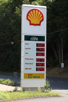 Seit dem 01.05.2026 gilt der Tankrabatt. Die Bundesregierung hat die Energiesteuer auf Benzin und Diesel bis Ende Juni gesenkt. Die Ersparnis soll bei rund 17 Cent pro Liter liegen. SHELL Tankstelle in Siegen am Vormittag. Die Preise fallen. Die aktuellen Spritpreise fuer (für) Diesel, Super E10 und Super liegen unter 2 Euro. Tankstelle, Spritpreise am 18.06.2026 in Siegen Deutschland. *** The fuel rebate has been in effect since May 1, 2026. The federal government has reduced the energy tax on gasoline and diesel through the end of June. The savings are expected to be around 17 cents per liter. A SHELL gas station in Siegen this morning. Prices are falling. The current fuel prices for diesel, Super E10, and Super are below 2 euros. Gas s