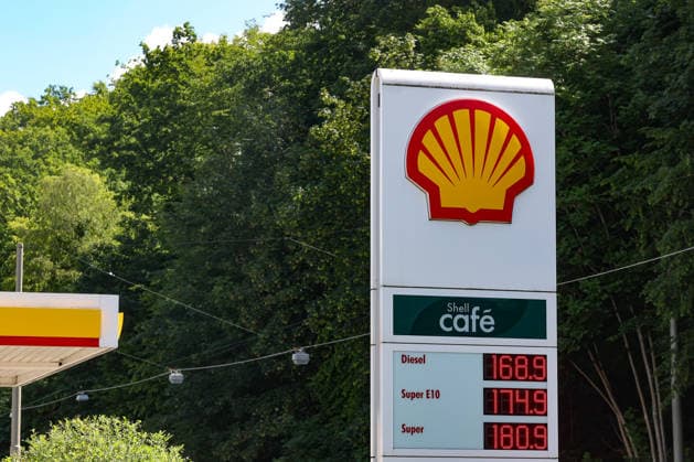 Seit dem 01.05.2026 gilt der Tankrabatt. Die Bundesregierung hat die Energiesteuer auf Benzin und Diesel bis Ende Juni gesenkt. Die Ersparnis soll bei rund 17 Cent pro Liter liegen. SHELL Tankstelle in Siegen am Vormittag. Die Preise fallen. Die aktuellen Spritpreise fuer (für) Diesel, Super E10 und Super liegen unter 2 Euro. Tankstelle, Spritpreise am 18.06.2026 in Siegen Deutschland. *** The fuel rebate has been in effect since May 1, 2026. The federal government has reduced the energy tax on gasoline and diesel through the end of June. The savings are expected to be around 17 cents per liter. A SHELL gas station in Siegen this morning. Prices are falling. The current fuel prices for diesel, Super E10, and Super are below 2 euros. Gas s