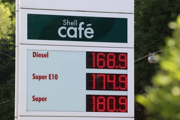 Seit dem 01.05.2026 gilt der Tankrabatt. Die Bundesregierung hat die Energiesteuer auf Benzin und Diesel bis Ende Juni gesenkt. Die Ersparnis soll bei rund 17 Cent pro Liter liegen. SHELL Tankstelle in Siegen am Vormittag. Die Preise fallen. Die aktuellen Spritpreise fuer (für) Diesel, Super E10 und Super liegen unter 2 Euro. Tankstelle, Spritpreise am 18.06.2026 in Siegen Deutschland. *** The fuel rebate has been in effect since May 1, 2026. The federal government has reduced the energy tax on gasoline and diesel through the end of June. The savings are expected to be around 17 cents per liter. A SHELL gas station in Siegen this morning. Prices are falling. The current fuel prices for diesel, Super E10, and Super are below 2 euros. Gas s