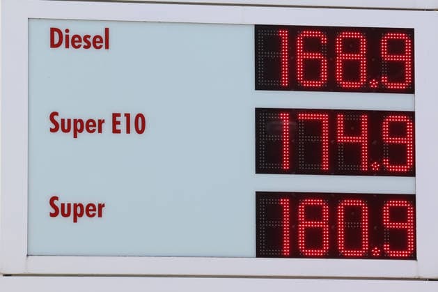 Seit dem 01.05.2026 gilt der Tankrabatt. Die Bundesregierung hat die Energiesteuer auf Benzin und Diesel bis Ende Juni gesenkt. Die Ersparnis soll bei rund 17 Cent pro Liter liegen. SHELL Tankstelle in Siegen am Vormittag. Die Preise fallen. Die aktuellen Spritpreise fuer (für) Diesel, Super E10 und Super liegen unter 2 Euro. Tankstelle, Spritpreise am 18.06.2026 in Siegen Deutschland. *** The fuel rebate has been in effect since May 1, 2026. The federal government has reduced the energy tax on gasoline and diesel through the end of June. The savings are expected to be around 17 cents per liter. A SHELL gas station in Siegen this morning. Prices are falling. The current fuel prices for diesel, Super E10, and Super are below 2 euros. Gas s