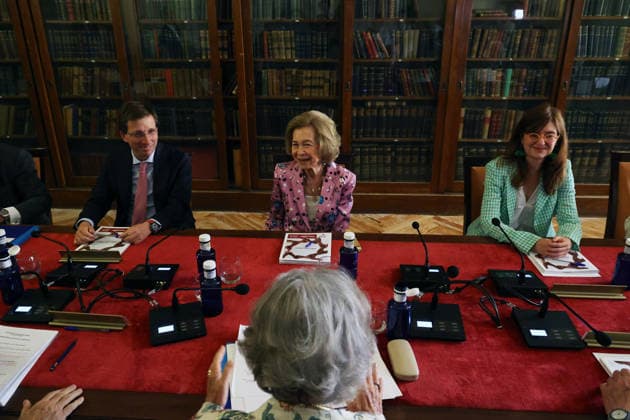 Queen Sofía presides over the meeting with the Board of Trustees of the Spanish Kidney Foundation and the presentation of the Ínigo Álvarez de Toledo Awards. The mayor of Madrid, José Luis Martínez Almeida, and Queen Sofía during the meeting with the Board of Trustees of the Spanish Renal Foundation at the Royal National Academy of Medicine, on June 18, 2026, in Madrid, Spain. The awards, now in their 38th year, aim to promote nephrological research in Spain, and are the highest honor awarded in our country for research related to kidney disease. BOARD OF TRUSTEES OF THE SPANISH RENAL FOUNDATION QUEEN ROYALTY Ángel Díaz Brin Madrid Madrid, Spain,detected_source_language  Copyright: xÃngelxDiazxBrinasx 7605817