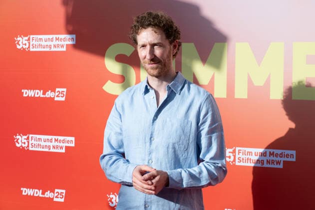 Louis KLAMROTH, Moderator, Portraet, Porträt, Portrait, Angeschnittenes Einzelbild, Einzelmotiv, Roter Teppich, Red Carpet Show, Ankunft, arrival, Sommerfest der Film und Medienstiftung NRW in Koeln, 17.06.2026. *** Louis KLAMROTH, Host, Portrait, Close-up, Single Image, Single Motif, Red Carpet, Red Carpet Show, Arrival, Summer Festival of the Film and Media Foundation NRW in Cologne, June 17, 2026,detected_source_language