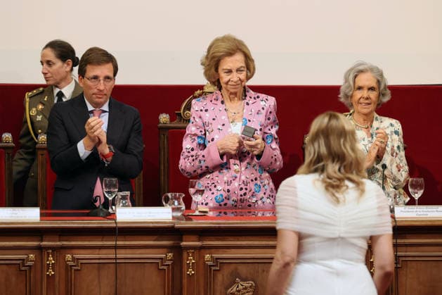 Queen Sofía presides over the meeting with the Board of Trustees of the Spanish Renal Foundation and the Ínigo Álvarez de Toledo Awards ceremony. The mayor of Madrid, José Luis Martínez Almeida, Queen Sofía, and the president of the Ínigo Álvarez de Toledo Renal Foundation, Isabel Entero, during the awards ceremony at the Royal National Academy of Medicine on June 18, 2026, in Madrid, Spain. The awards, now in their 38th year, aim to promote nephrology research in Spain, and are the highest honor awarded in our country for research related to kidney disease. BOARD OF TRUSTEES OF THE SPANISH KIDNEY FOUNDATION QUEEN ROYALTY Ángel Díaz Brin Madrid, Spain,detected_source_language  Copyright: xÃngelxDiazxBrinasx 7605846