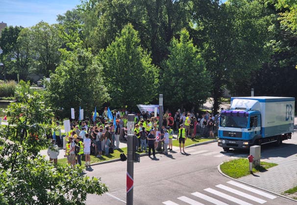 MUNICH, GERMANY - JUNE 18, 2026: Employees of the Bavarian public broadcaster BR take part in a warning strike organized by ver.di and the Bavarian Journalists Association (BJV) during an ongoing wage dispute. Warning strike at the Bayerischer Rundfunk (BR) in Munich. The unions ver.di and BJV are demanding a 7 percent increase in salaries and freelance fees as well as improved conditions for employees and freelancers during the current collective bargaining negotiations. *** MÜNCHEN, DEUTSCHLAND, 18. JUNI 2026 Mitarbeiter des Bayerischen Rundfunks (BR) nehmen an einem Warnstreik teil, der von ver.di und dem Bayerischen Journalistenverband (BJV) im Rahmen eines laufenden Tarifkonflikts organisiert wurde. Warnstreik beim Bayerischen Rundf Copyright: xx