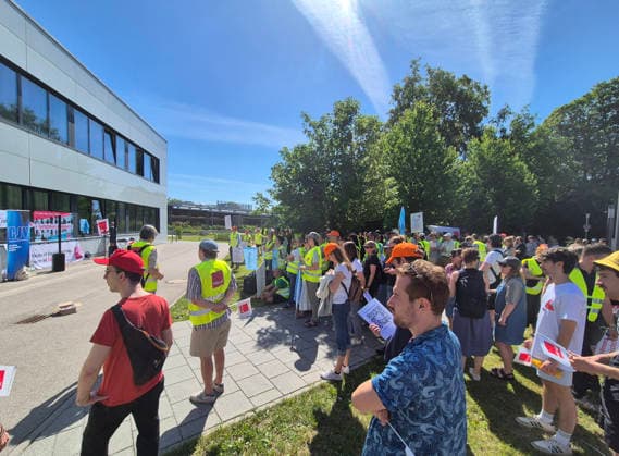 MUNICH, GERMANY - JUNE 18, 2026: Employees of the Bavarian public broadcaster BR take part in a warning strike organized by ver.di and the Bavarian Journalists Association (BJV) during an ongoing wage dispute. Warning strike at the Bayerischer Rundfunk (BR) in Munich. The unions ver.di and BJV are demanding a 7 percent increase in salaries and freelance fees as well as improved conditions for employees and freelancers during the current collective bargaining negotiations. *** MÜNCHEN, DEUTSCHLAND, 18. JUNI 2026 Mitarbeiter des Bayerischen Rundfunks (BR) nehmen an einem Warnstreik teil, der von ver.di und dem Bayerischen Journalistenverband (BJV) im Rahmen eines laufenden Tarifkonflikts organisiert wurde. Warnstreik beim Bayerischen Rundf Copyright: xx
