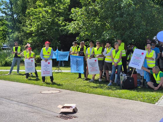 MUNICH, GERMANY - JUNE 18, 2026: Employees of the Bavarian public broadcaster BR take part in a warning strike organized by ver.di and the Bavarian Journalists Association (BJV) during an ongoing wage dispute. Warning strike at the Bayerischer Rundfunk (BR) in Munich. The unions ver.di and BJV are demanding a 7 percent increase in salaries and freelance fees as well as improved conditions for employees and freelancers during the current collective bargaining negotiations. *** MÜNCHEN, DEUTSCHLAND, 18. JUNI 2026 Mitarbeiter des Bayerischen Rundfunks (BR) nehmen an einem Warnstreik teil, der von ver.di und dem Bayerischen Journalistenverband (BJV) im Rahmen eines laufenden Tarifkonflikts organisiert wurde. Warnstreik beim Bayerischen Rundf Copyright: xx