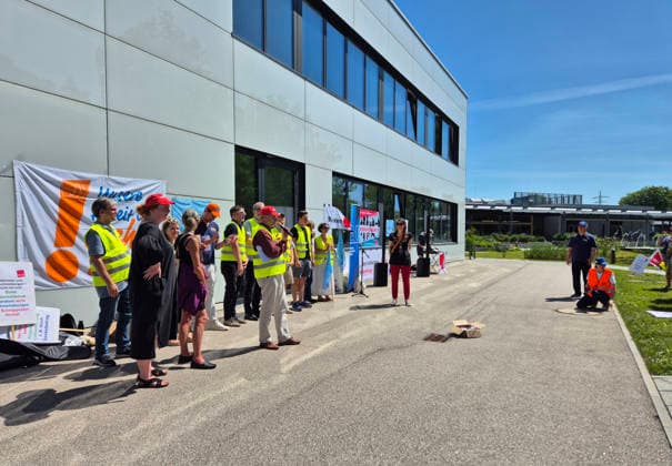 MUNICH, GERMANY - JUNE 18, 2026: Employees of the Bavarian public broadcaster BR take part in a warning strike organized by ver.di and the Bavarian Journalists Association (BJV) during an ongoing wage dispute. Warning strike at the Bayerischer Rundfunk (BR) in Munich. The unions ver.di and BJV are demanding a 7 percent increase in salaries and freelance fees as well as improved conditions for employees and freelancers during the current collective bargaining negotiations. *** MÜNCHEN, DEUTSCHLAND, 18. JUNI 2026 Mitarbeiter des Bayerischen Rundfunks (BR) nehmen an einem Warnstreik teil, der von ver.di und dem Bayerischen Journalistenverband (BJV) im Rahmen eines laufenden Tarifkonflikts organisiert wurde. Warnstreik beim Bayerischen Rundf Copyright: xx