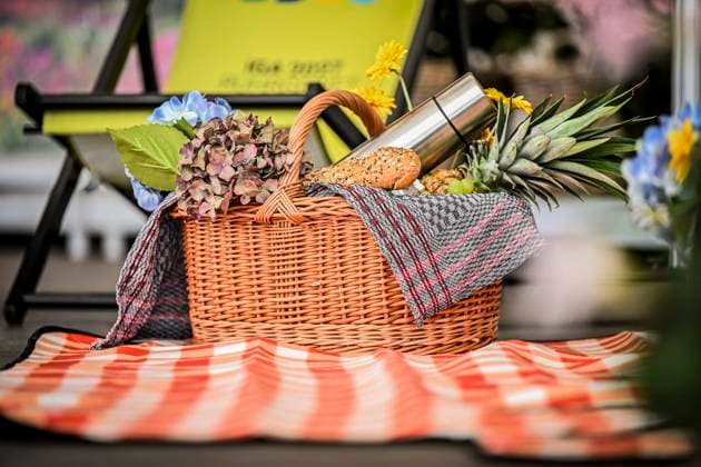 Pressekonferenz im Grugapark Essen, Picknick XXL: Die Internationale Gartenausstellung (IGA) 2027 Ruhrgebiet will am 20. Juni 2027 bis zu 100.000 Menschen zum IGA-Picknick zusammenbringen. An mehr als 50 Standorten im gesamten Ruhrgebiet sollen sie zusammenkommen und einen möglichen Weltrekord aufstellen. Die Veranstaltung wird gemeinsam mit zahlreichen Kommunen und Partnern aus der Region umgesetzt und soll die Vielfalt, den Zusammenhalt und die grünen Qualitäten der Region sichtbar machen. Die Schirmherrschaft übernimmt NRW-Ministerpräsident Hendrik Wüst. ** NUR FÜR REDAKTIONELLE ZWECKE ** EDITORIAL USE ONLY **<p>Ein Picknickkorb am Donnerstag, dem 18. Juni 2026. IGA 2027 plant Picknick-Weltrekord für das Ruhrgebiet, Picknick Copyright: KerstinxKokoska doc86cadg8ro75unjeiq48 ,EDITORIAL USE ONLY