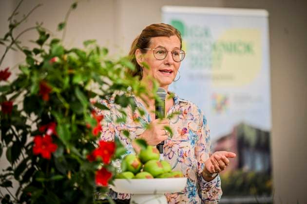 Pressekonferenz im Grugapark Essen, Picknick XXL: Die Internationale Gartenausstellung (IGA) 2027 Ruhrgebiet will am 20. Juni 2027 bis zu 100.000 Menschen zum IGA-Picknick zusammenbringen. An mehr als 50 Standorten im gesamten Ruhrgebiet sollen sie zusammenkommen und einen möglichen Weltrekord aufstellen. Die Veranstaltung wird gemeinsam mit zahlreichen Kommunen und Partnern aus der Region umgesetzt und soll die Vielfalt, den Zusammenhalt und die grünen Qualitäten der Region sichtbar machen. Die Schirmherrschaft übernimmt NRW-Ministerpräsident Hendrik Wüst. ** NUR FÜR REDAKTIONELLE ZWECKE ** EDITORIAL USE ONLY **<p>IGA Geschäftsführerin Nina Frense am Donnerstag, dem 18. Juni 2026. IGA 2027 plant Picknick-Weltrekord für das R Copyright: KerstinxKokoska doc86cadgxjtkkgjy6fqcf ,EDITORIAL USE ONLY