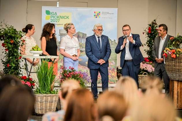 Pressekonferenz im Grugapark Essen, Picknick XXL: Die Internationale Gartenausstellung (IGA) 2027 Ruhrgebiet will am 20. Juni 2027 bis zu 100.000 Menschen zum IGA-Picknick zusammenbringen. An mehr als 50 Standorten im gesamten Ruhrgebiet sollen sie zusammenkommen und einen möglichen Weltrekord aufstellen. Die Veranstaltung wird gemeinsam mit zahlreichen Kommunen und Partnern aus der Region umgesetzt und soll die Vielfalt, den Zusammenhalt und die grünen Qualitäten der Region sichtbar machen. Die Schirmherrschaft übernimmt NRW-Ministerpräsident Hendrik Wüst. ** NUR FÜR REDAKTIONELLE ZWECKE ** EDITORIAL USE ONLY **<p>Bürgermeister und Bürgermeisterinnen: Iris Stalzer (Herdecke), Sabine Noll ( Sprockhövel), Andrea Henzel ( GE), JÃ Copyright: KerstinxKokoska doc86cadiq7vwxzhpjat29 ,EDITORIAL USE ONLY