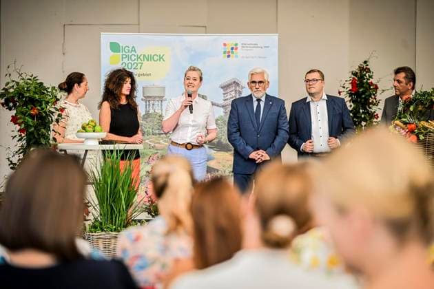 Pressekonferenz im Grugapark Essen, Picknick XXL: Die Internationale Gartenausstellung (IGA) 2027 Ruhrgebiet will am 20. Juni 2027 bis zu 100.000 Menschen zum IGA-Picknick zusammenbringen. An mehr als 50 Standorten im gesamten Ruhrgebiet sollen sie zusammenkommen und einen möglichen Weltrekord aufstellen. Die Veranstaltung wird gemeinsam mit zahlreichen Kommunen und Partnern aus der Region umgesetzt und soll die Vielfalt, den Zusammenhalt und die grünen Qualitäten der Region sichtbar machen. Die Schirmherrschaft übernimmt NRW-Ministerpräsident Hendrik Wüst. ** NUR FÜR REDAKTIONELLE ZWECKE ** EDITORIAL USE ONLY **<p>Bürgermeister und Bürgermeisterinnen: Iris Stalzer (Herdecke), Sabine Noll ( Sprockhövel), Andrea Henzel ( GE), JÃ Copyright: KerstinxKokoska doc86cadiyu201g0avjt29 ,EDITORIAL USE ONLY