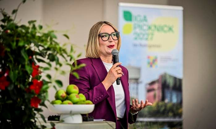 Pressekonferenz im Grugapark Essen, Picknick XXL: Die Internationale Gartenausstellung (IGA) 2027 Ruhrgebiet will am 20. Juni 2027 bis zu 100.000 Menschen zum IGA-Picknick zusammenbringen. An mehr als 50 Standorten im gesamten Ruhrgebiet sollen sie zusammenkommen und einen möglichen Weltrekord aufstellen. Die Veranstaltung wird gemeinsam mit zahlreichen Kommunen und Partnern aus der Region umgesetzt und soll die Vielfalt, den Zusammenhalt und die grünen Qualitäten der Region sichtbar machen. Die Schirmherrschaft übernimmt NRW-Ministerpräsident Hendrik Wüst. ** NUR FÜR REDAKTIONELLE ZWECKE ** EDITORIAL USE ONLY **<p>Essens Oberbürgermeisterin Julia Klewin am Donnerstag, dem 18. Juni 2026. IGA 2027 plant Picknick-Weltrekord für Copyright: KerstinxKokoska doc86cadftw22qagxu7t29 ,EDITORIAL USE ONLY