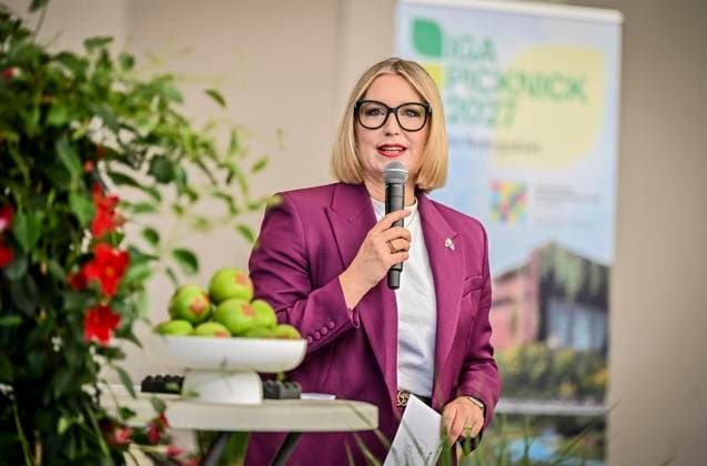 Pressekonferenz im Grugapark Essen, Picknick XXL: Die Internationale Gartenausstellung (IGA) 2027 Ruhrgebiet will am 20. Juni 2027 bis zu 100.000 Menschen zum IGA-Picknick zusammenbringen. An mehr als 50 Standorten im gesamten Ruhrgebiet sollen sie zusammenkommen und einen möglichen Weltrekord aufstellen. Die Veranstaltung wird gemeinsam mit zahlreichen Kommunen und Partnern aus der Region umgesetzt und soll die Vielfalt, den Zusammenhalt und die grünen Qualitäten der Region sichtbar machen. Die Schirmherrschaft übernimmt NRW-Ministerpräsident Hendrik Wüst. ** NUR FÜR REDAKTIONELLE ZWECKE ** EDITORIAL USE ONLY **<p>Essens Oberbürgermeisterin Julia Klewin am Donnerstag, dem 18. Juni 2026. IGA 2027 plant Picknick-Weltrekord für Copyright: KerstinxKokoska doc86cadg16viv1jo232t29 ,EDITORIAL USE ONLY