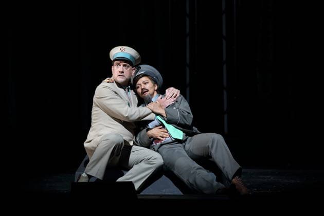 Fabian Gerhardt (als Raul) und Katharina Brehl (als Ein Geheimdienstmitarbeiter), v.l., während der Fotoprobe für Zar und Zimmermann in der Deutschen Oper in Berlin, 17. Juni 2026. Komische Oper in drei Akten von Albert Lortzing. Musikalische Leitung Antonello Manacorda. Inszenierung Martin G. Berger. Bühne Sarah-Katharina Karl. Kostüme Esther Bialas. Premiere ist am 20. Juni 2026. Deutsche Oper Berlin Zar und Zimmermann *** Fabian Gerhardt as Raul and Katharina Brehl as a secret service agent, from left, during the photo shoot for Zar und Zimmermann at the Deutsche Oper in Berlin, June 17, 2026 Comic opera in three acts by Albert Lortzing Musical direction by Antonello Manacorda Staged by Martin G. Berger Set design by Sarah Katha