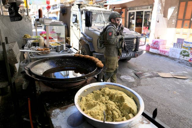 Palestinian-Israeli conflict in Nablus, Palestine - 18 Jun 2026 Israeli soldiers are positioned in the center of the market during a raid on Balata refugee camp east of Nablus in the West Bank. Israeli forces raided the central market during a security operation. Palestinian sources said that the army arrested seven Palestinians from various neighborhoods in Nablus and its surrounding refugee camps. Nablus Palestine Copyright: xNasserxishatyehx xSOPAxImagesx Nishtayeh2323