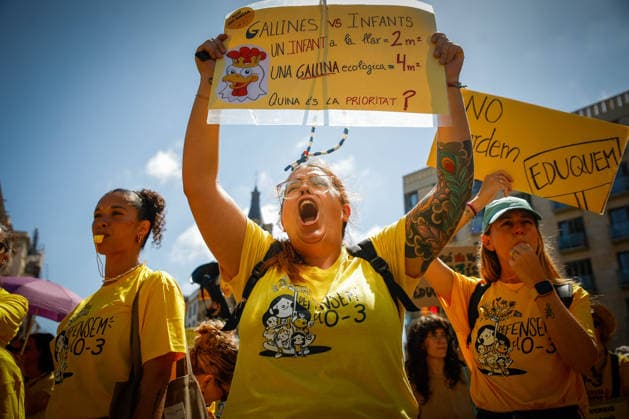 Protest by early childhood educators (ages 0–3) in Barcelona Early childhood educators (ages 0–3) during a protest in support of the strike by early childhood educators (ages 0–3) in Catalonia, on June 18, 2026, in Barcelona, Catalonia, Spain. Workers in the 0–3 age group in Catalonia are protesting low wages, high job insecurity, and high student-to-teacher ratios. They are calling for working conditions to be brought in line with those in other educational stages, increased public funding, and full recognition of the 0–3 age group as part of the education system—not merely as a childcare service. JUNE 18, 2026 Kike Rincó Spain,detected_source_language  Copyright: xKikexRinconx 7606292