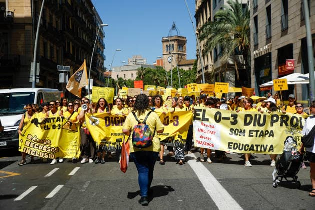 Protest by early childhood educators (ages 0–3) in Barcelona Early childhood educators (ages 0–3) during a protest in support of the strike by early childhood educators (ages 0–3) in Catalonia, on June 18, 2026, in Barcelona, Catalonia, Spain. Workers in the 0–3 age group in Catalonia are protesting low wages, high job insecurity, and high student-to-teacher ratios. They are calling for working conditions to be brought in line with those in other educational stages, more public funding, and full recognition of the 0–3 age group as part of the education system and not merely as a childcare service. JUNE 18, 2026 Kike Rincó Spain,detected_source_language  Copyright: xKikexRinconx 7606285