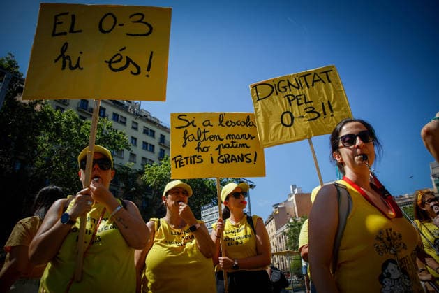 Protest by early childhood educators (ages 0–3) in Barcelona Early childhood educators (ages 0–3) during a protest in support of the strike by early childhood educators (ages 0–3) in Catalonia, on June 18, 2026, in Barcelona, Catalonia, Spain. Workers in the 0–3 age group in Catalonia are protesting low wages, high job insecurity, and high student-to-teacher ratios. They are calling for working conditions to be brought in line with those in other educational stages, more public funding, and full recognition of the 0–3 age group as part of the education system and not merely as a childcare service. JUNE 18, 2026 Kike Rincó Spain,detected_source_language  Copyright: xKikexRinconx 7606293