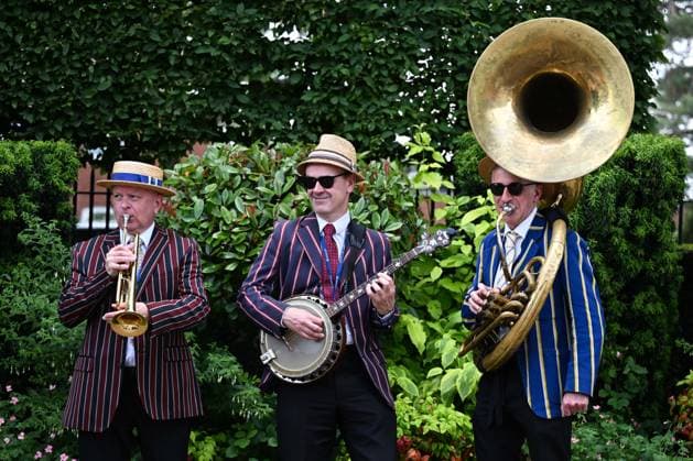 Royal Ascot 2026 BERKSHIRE, UNITED KINGDOM - JUNE 18: Visitors wearing elaborate hats and elegant outfits attend the third day of the traditional Royal Ascot horse racing event, held in the United Kingdom since 1711, at Ascot Racecourse in Berkshire, United Kingdom on June 18, 2026. Rasid Necati Aslim Anadolu Berkshire United Kingdom. Editorial use only. Please get in touch for any other usage.  Copyright: x2026xAnadoluxRasidxNecatixAslimx