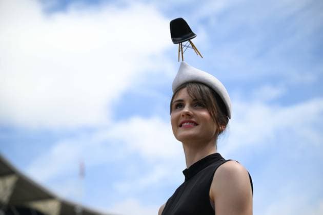Entertainment Bilder des Tages Royal Ascot 2026 BERKSHIRE, UNITED KINGDOM - JUNE 18: Visitors wearing elaborate hats and elegant outfits attend the third day of the traditional Royal Ascot horse racing event, held in the United Kingdom since 1711, at Ascot Racecourse in Berkshire, United Kingdom on June 18, 2026. Rasid Necati Aslim Anadolu Berkshire United Kingdom. Editorial use only. Please get in touch for any other usage.  Copyright: x2026xAnadoluxRasidxNecatixAslimx