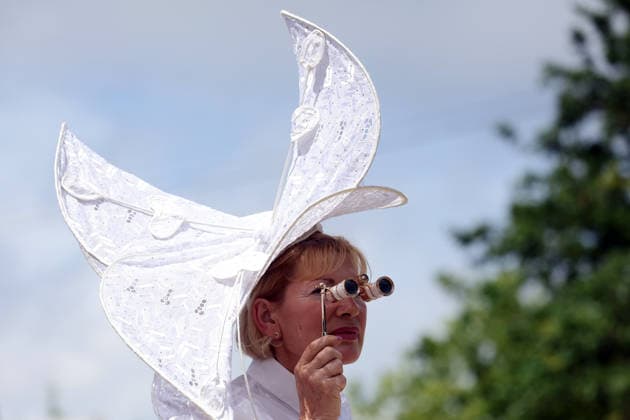 18.06.2026, Ascot, Windsor, GBR - Fashion on Ladies Day: Elegantly dressed woman with hat at the racecourse. Ascot racecourse. (Zuschauer, Besucher, Publikum, Frau, Hut, Kopfbedeckung, Fashion, Eleganz, elegant, Mode, modisch, feminin) 260618D516ROYAL_ASCOT.JPG *** June 18, 2026, Ascot, Windsor, GBR Fashion on Ladies Day