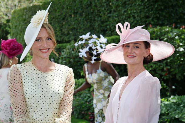 18.06.2026, Ascot, Windsor, GBR - Fashion on Ladies Day: Elegantly dressed women with hats at the racecourse. Ascot racecourse. (Zuschauer, Besucher, Publikum, Frauen, Huete, Kopfbedeckungen, Fashion, Eleganz, elegant, Mode, modisch, feminin) 260618D518ROYAL_ASCOT.JPG *** June 18, 2026, Ascot, Windsor, GBR Fashion on Ladies Day