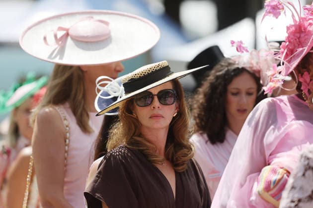 18.06.2026, Ascot, Windsor, GBR - Fashion on Ladies Day: Elegantly dressed women with hats at the racecourse. Ascot racecourse. (Zuschauer, Besucher, Publikum, Frauen, Huete, Kopfbedeckungen, Fashion, Eleganz, elegant, Mode, modisch, feminin) 260618D520ROYAL_ASCOT.JPG *** June 18, 2026, Ascot, Windsor, GBR Fashion on Ladies Day