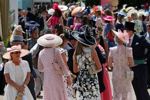 18.06.2026, Ascot, Windsor, GBR - Fashion on Ladies Day: Elegantly dressed people with hats at the racecourse. Ascot racecourse. (Zuschauer, Besucher, Publikum, Frauen, Huete, Kopfbedeckungen, Fashion, Eleganz, elegant, Mode, modisch, Maenner, Zylinder, Menschenmenge, Zuschauermenge) 260618D521ROYAL_ASCOT.JPG *** June 18, 2026, Ascot, Windsor, GBR Fashion on Ladies Day