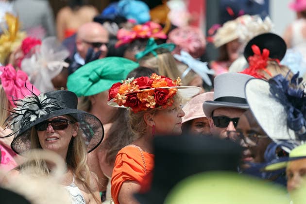 18.06.2026, Ascot, Windsor, GBR - Fashion on Ladies Day: Elegantly dressed people with hats at the racecourse. Ascot racecourse. (Zuschauer, Besucher, Publikum, Frauen, Huete, Kopfbedeckungen, Fashion, Eleganz, elegant, Mode, modisch, Maenner, Zylinder, Menschenmenge, Zuschauermenge) 260618D525ROYAL_ASCOT.JPG *** June 18, 2026, Ascot, Windsor, GBR Fashion on Ladies Day