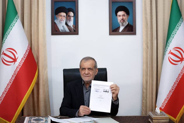 Iranian President Pezeshkian signs agreement aimed at ending Iran-U.S. conflict TEHRAN, IRAN - JUNE 18: (----EDITORIAL USE ONLY – MANDATORY CREDIT - IRANIAN PRESIDENCY HANDOUT - NO MARKETING NO ADVERTISING CAMPAIGNS - DISTRIBUTED AS A SERVICE TO CLIENTS----) Iranian President Masoud Pezeshkian signs a memorandum of understanding aimed at ending the war between Iran and the United States, brokered by Pakistan, at his office in Tehran, Iran, on June 18, 2026. Iranian Presidency Anadolu Tehran Iran. Editorial use only. Please get in touch for any other usage.  Copyright: x2026xAnadoluxIranianxPresidencyx