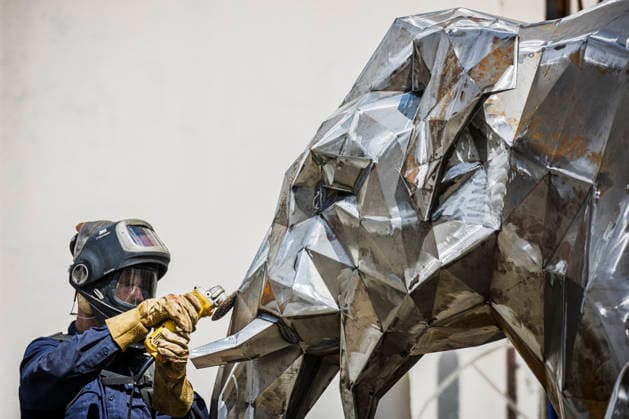News Bilder des Tages As part of the Metal Symposium, Australian artist Matt Hill, pictured, creates a sculpture of the famous trained elephant Hansken, who traveled throughout Europe in the 17th century and, according to historical records, also visited Mlada Boleslav, in Mlada Boleslav, Czech Republic, on June 18, 2026. During the symposium, metal sculptors and artistic blacksmiths from Australia, Argentina, New Zealand, and Romania are creating sculptures for public spaces. (CTKxPhoto RadekxPetrasek) CTKPhotoP2026061806103  CTKPhotoP2026061806103