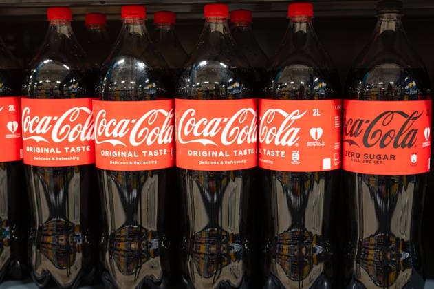 Coca-Cola-Getränkesortiment, Pfandflaschen im Regal, Supermarkt in Trier, Deutschland, Preiserhöhung und Zuckersteuer *** Coca Cola Beverage selection,,detected_source_language Returnable bottles at Shelf,,detected_source_language Supermarket in Trier,,detected_source_language Germany,,detected_source_language Price increase and Sugar Tax,detected_source_language 1133607682