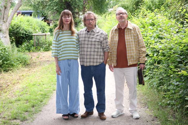 Katharina Marie Schubert, Bjarne Mädel und Olli Dittrich beim Fototermin anläßlich der Dreharbeiten zur NDR-Fernsehkomödie Prange 2 in Hamburg Lokstedt am 18.6.2026, wie in der Komödie Prange - man ist ja Nachbar spielt Bjarne Mädel wieder den spießigen Nachbarn Ralf Prange in einer Rotklinkersiedlung in Hamburg, ist nun aber verliebt in die Postbotin Dörte (Katharina Marie Schubert) und hat weiterhin Zoff mit dem Nachbarn Horst Rohde (Olli Dittrich)