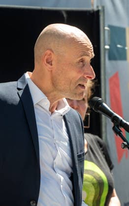 Muenchen bei der Praesentation des Bauzaunes, Start in die Bauphase, es spicht Moirtz Auer, Architekt *** Munich, at the unveiling of the construction fence; the start of the construction phase; Moirtz Auer, architect, speaks,detected_source_language