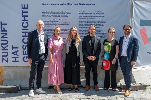 News Bilder des Tages Muenchen bei der Praesentation des Bauzaunes, Start in die Bauphase, v. l. Moritz Auer, Architekt, Dr. Inken Wuttke, Kommunalreferat, Mona Fuchs 2. Buergermeisterin, Marek Wiechers, Kulturreferent, Dr.-Ing. Jeanne-Marie Ehbauer, Leiterin Baureferat, Dr. Markus Speidel, Direktor Stadtmuseum, *** Munich at the unveiling of the construction fence, marking the start of the construction phase; from left