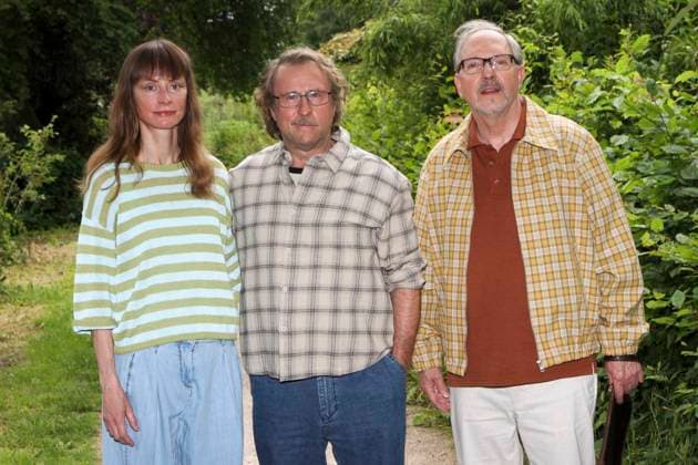 ABB PRANGE2- Doerte Katharina Marie Schubert als Doerte Krampitz, Bjarne Mädel Maedel als Ralf Prange Regisseur Lars Jessen und Olli Dittrich als Nachbar Horst Rohde Schauspieler beim NDR Set Fototermin zum TV Film Komoedie Prange 2 Drehort Kleingartenverein am 18.06.2026 in Hamburg Hamburg Deutschland *** ABB PRANGE2
