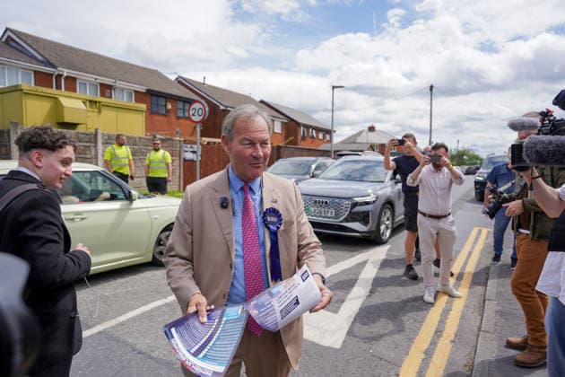 Makerfield by-election in United Kingdom ASHTON-IN-MAKERFIELD, UNITED KINGDOM - JUNE 18: Leader of the Restore Britain Rupert Lowe speaks to local residents during the Makerfield by-election on June 18, 2026, in Ashton in Makerfield, United Kingdom. Loannis Alexopoulos Anadolu Ashton in Makerfield United Kingdom. Editorial use only. Please get in touch for any other usage.  Copyright: x2026xAnadoluxLoannisxAlexopoulosx