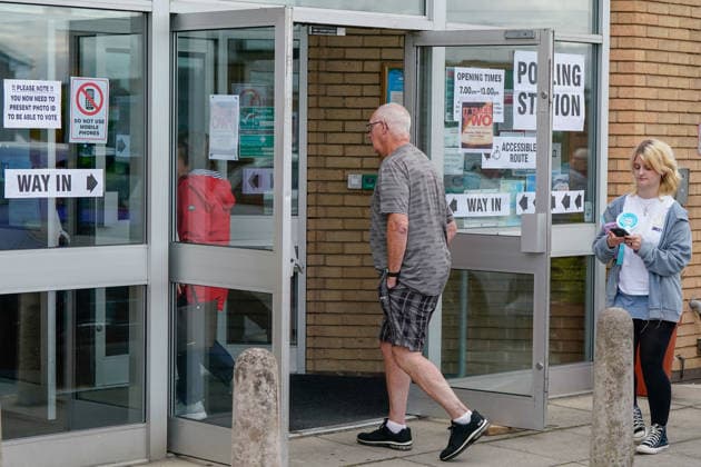 Makerfield by-election in United Kingdom ASHTON-IN-MAKERFIELD, UNITED KINGDOM - JUNE 18: Voters arrive to vote at St Aidans Parish centre polling station during the Makerfield by-election on June 18, 2026, in Ashton in Makerfield, United Kingdom. Loannis Alexopoulos Anadolu Ashton in Makerfield United Kingdom. Editorial use only. Please get in touch for any other usage.  Copyright: x2026xAnadoluxLoannisxAlexopoulosx