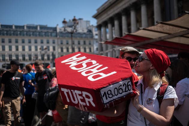 Several hundred journalists and media professionals marched from Place de la Bourse to the Ministry of Culture in Paris to raise public awareness about the crisis facing the industry, amid a growing number of layoffs, a faltering business model, and upheavals linked to AI. - 18 06 2026 - France Paris -  OlivierxDonnarsx xLexPictorium LePictorium_0336637
