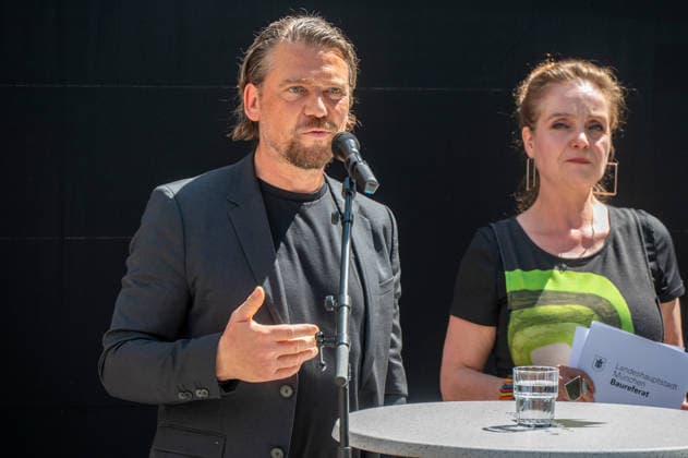 Muenchen bei der Praesentation des Bauzaunes, Start in die Bauphase, es spicht Marek Wiechers, Kulturreferent *** Munich, at the unveiling of the construction fence; the start of the construction phase; Marek Wiechers, Director of Cultural Affairs, speaks,detected_source_language