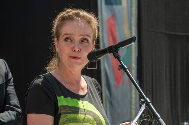 Muenchen bei der Praesentation des Bauzaunes, Start in die Bauphase, es spicht Dr.-Img. Jeanne-Marie Ehbauer *** Munich, at the unveiling of the construction fence; the start of the construction phase; Dr. Img Jeanne Marie Ehbauer speaks,detected_source_language