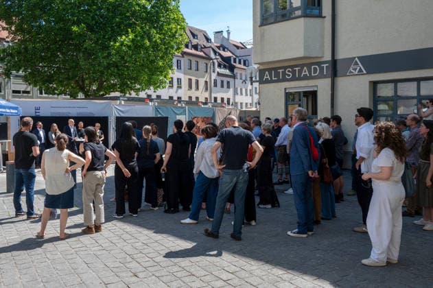Muenchen bei der Praesentation des Bauzaunes, Start in die Bauphase, es spicht Moirtz Auer, Architekt *** Munich, at the unveiling of the construction fence; the start of the construction phase; Moirtz Auer, architect, speaks,detected_source_language