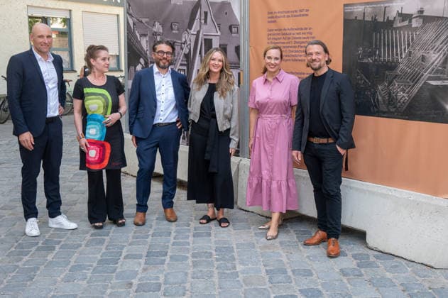 Muenchen bei der Praesentation des Bauzaunes, Start in die Bauphase, v. l. Moritz Auer, Architekt, Dr.-Ing. Jeanne-Marie Ehbauer, Leiterin Baureferat, Dr. Markus Speidel, Direktor Stadtmuseum, Mona Fuchs 2. Buergermeisterin, Dr. Inken Wuttke, Kommunalreferat, Marek Wiechers, Kulturreferent *** Munich at the unveiling of the construction fence, marking the start of the construction phase; from left