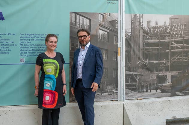 Muenchen bei der Praesentation des Bauzaunes, Start in die Bauphase, Dr.-Ing. Jeanne-Marie Ehbauer, Leiterin Baureferat und Dr. Markus Speidel, Direktor Stadtmuseum *** Munich at the unveiling of the construction fence, marking the start of the construction phase; Dr. Ing. Jeanne Marie Ehbauer, Head of the Building Department, and Dr. Markus Speidel, Director of the City Museum,detected_source_language