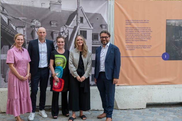 Muenchen bei der Praesentation des Bauzaunes, Start in die Bauphase, v. l. Dr. Inken Wuttke, Kommunalreferat, Moritz Auer, Architekt, Dr.-Ing. Jeanne-Marie Ehbauer, Leiterin Baureferat, MonaFuchs 2. Buergermeisterin, Dr. Markus Speidel, Direktor Stadtmuseum *** Munich at the unveiling of the construction fence, marking the start of the construction phase; from left