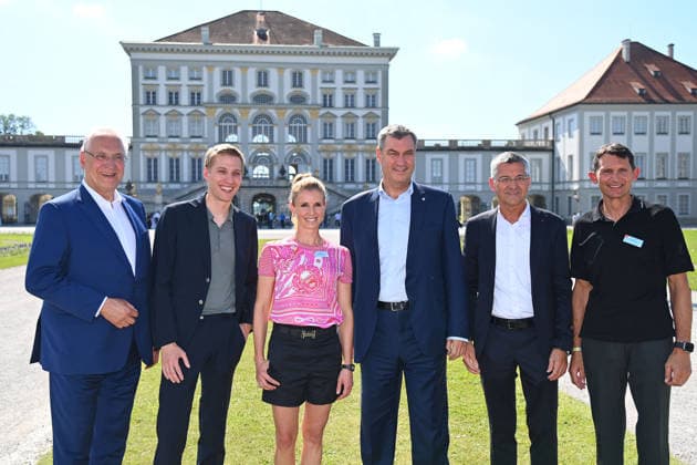 v.li:Joachim HERRMANN (Innenminister Bayern), Dominik KRAUSE, Jessica BREDOW WERNDL,Markus SOEDER (Ministerpraesident Bayern und CSU Vorsitzender),Herbert HAINER (Praesident Bayern Muenchen),Michael TEUBER. Pressetermin im Rahmen der Einladung der Olympischen Spitzenverbaende zur Vorstellung des vertieften Bewerbungskonzepts Muenchen 20XX am Donnerstag, 18.06.2026 vor dem Schloss Nymphenburg *** From left