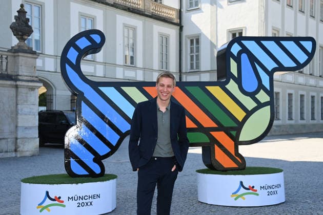 Dominik KRAUSE vor dem Maskottchen,Olympia Dackel. Pressetermin im Rahmen der Einladung der Olympischen Spitzenverbaende zur Vorstellung des vertieften Bewerbungskonzepts Muenchen 20XX am Donnerstag, 18.06.2026 vor dem Schloss Nymphenburg *** Dominik KRAUSE in front of the mascot, the Olympic Dachshund, at a press event held as part of the invitation extended by the leading Olympic federations to present the detailed bid concept for Munich 20XX on Thursday, June 18, 2026, in front of Nymphenburg Palace,detected_source_language