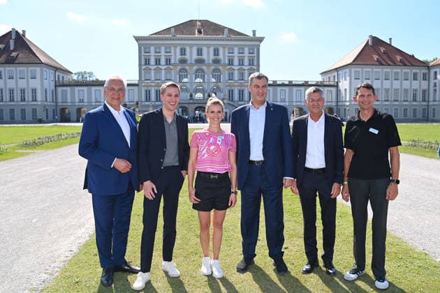 v.li:Joachim HERRMANN (Innenminister Bayern), Dominik KRAUSE, Jessica BREDOW WERNDL,Markus SOEDER (Ministerpraesident Bayern und CSU Vorsitzender),Herbert HAINER (Praesident Bayern Muenchen),Michael TEUBER. Pressetermin im Rahmen der Einladung der Olympischen Spitzenverbaende zur Vorstellung des vertieften Bewerbungskonzepts Muenchen 20XX am Donnerstag, 18.06.2026 vor dem Schloss Nymphenburg *** From left
